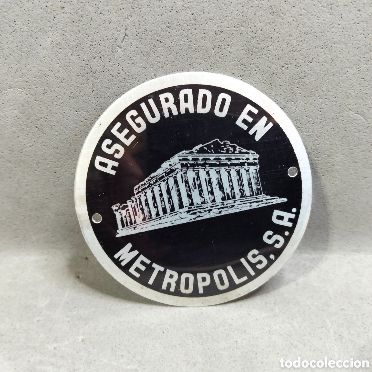 Carteles: Antigua chapa de asegurado. Metropolis S.A. Compa&ntilde;&iacute;a Nacional de Seguros. A&ntilde;os 60. Fondo color plata