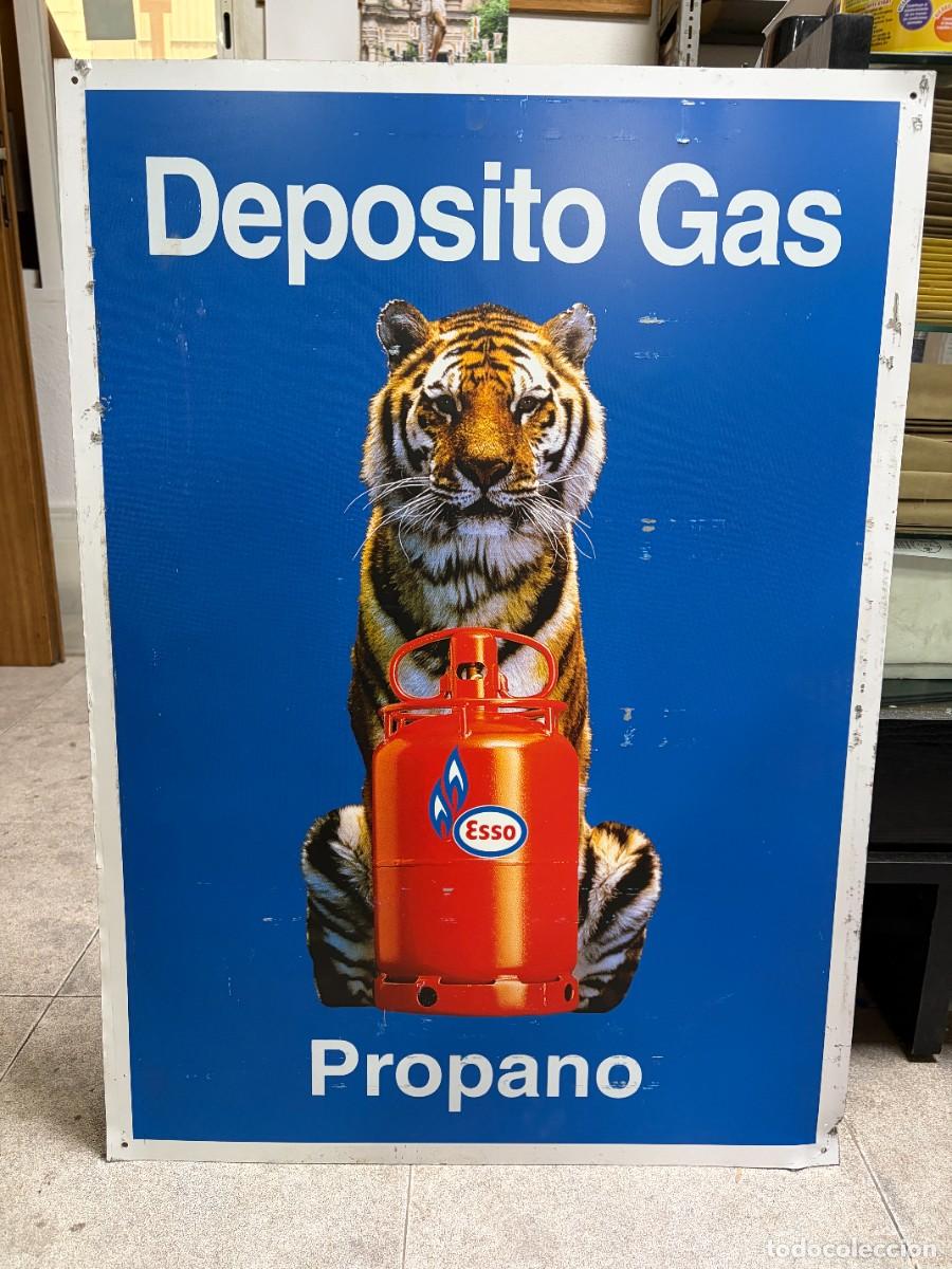 Carteles: CARTEL MET&Aacute;LICO PUBLICITARIO ESSO &ndash; DEP&Oacute;SITO GAS PROPANO &ndash; TIGRE Y BOMBONA &ndash; VINTAGE