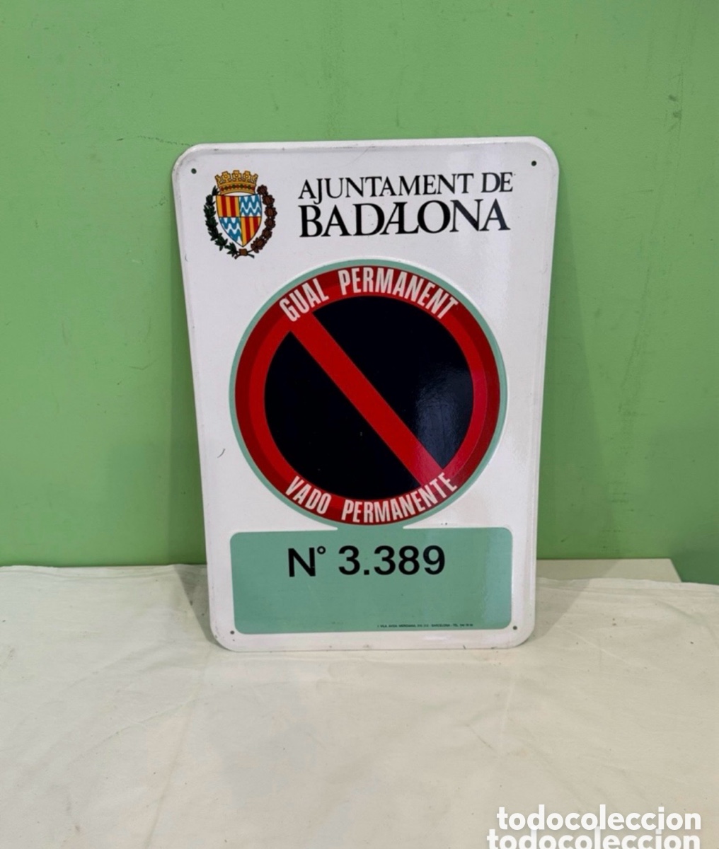 Plakate: se&ntilde;al oficial de vado permanente del Ayuntamiento de Badalona,