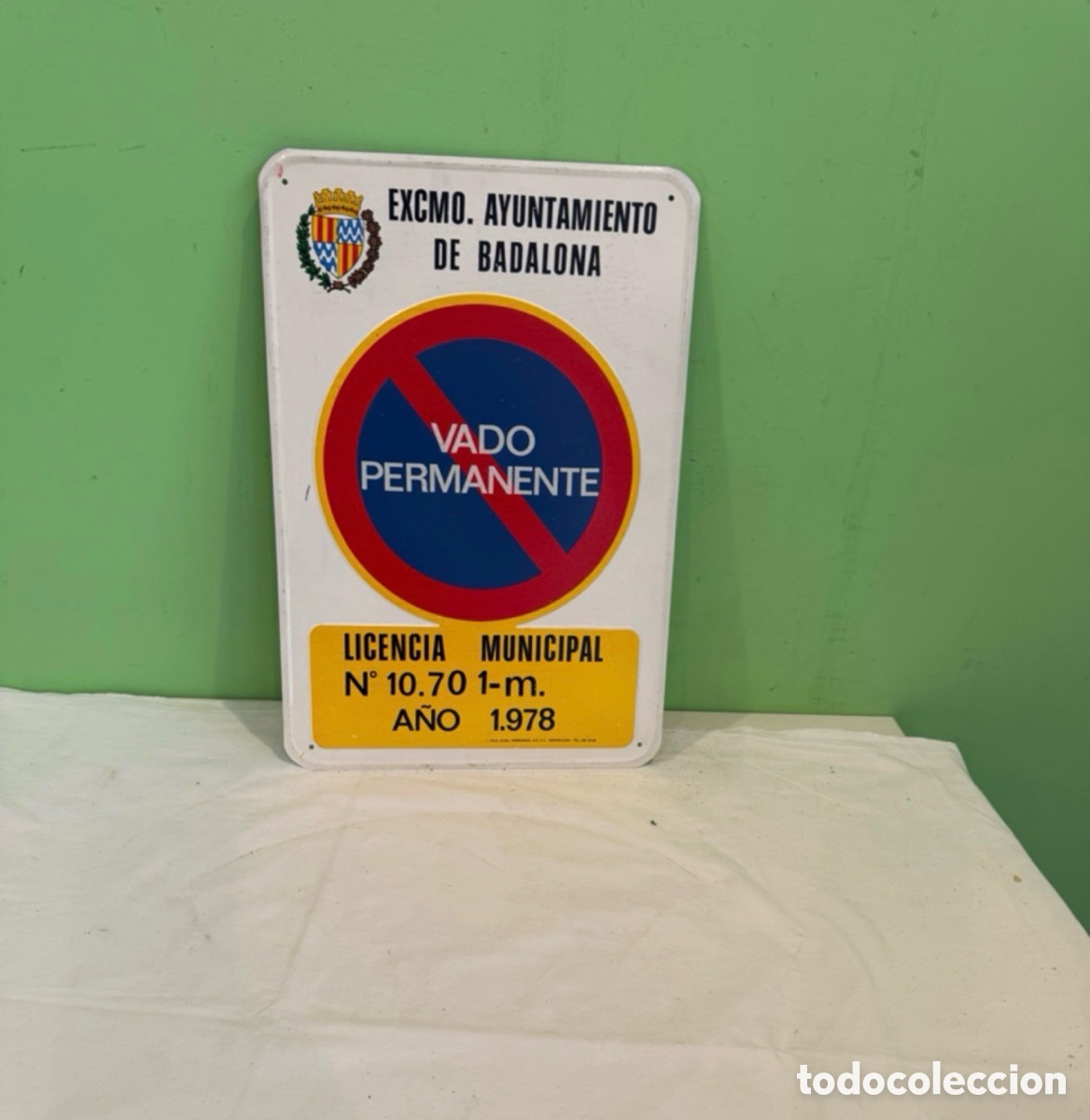 Plakate: placa de vado permanente antigua, emitida por el Ayuntamiento de Badalona en 1978.