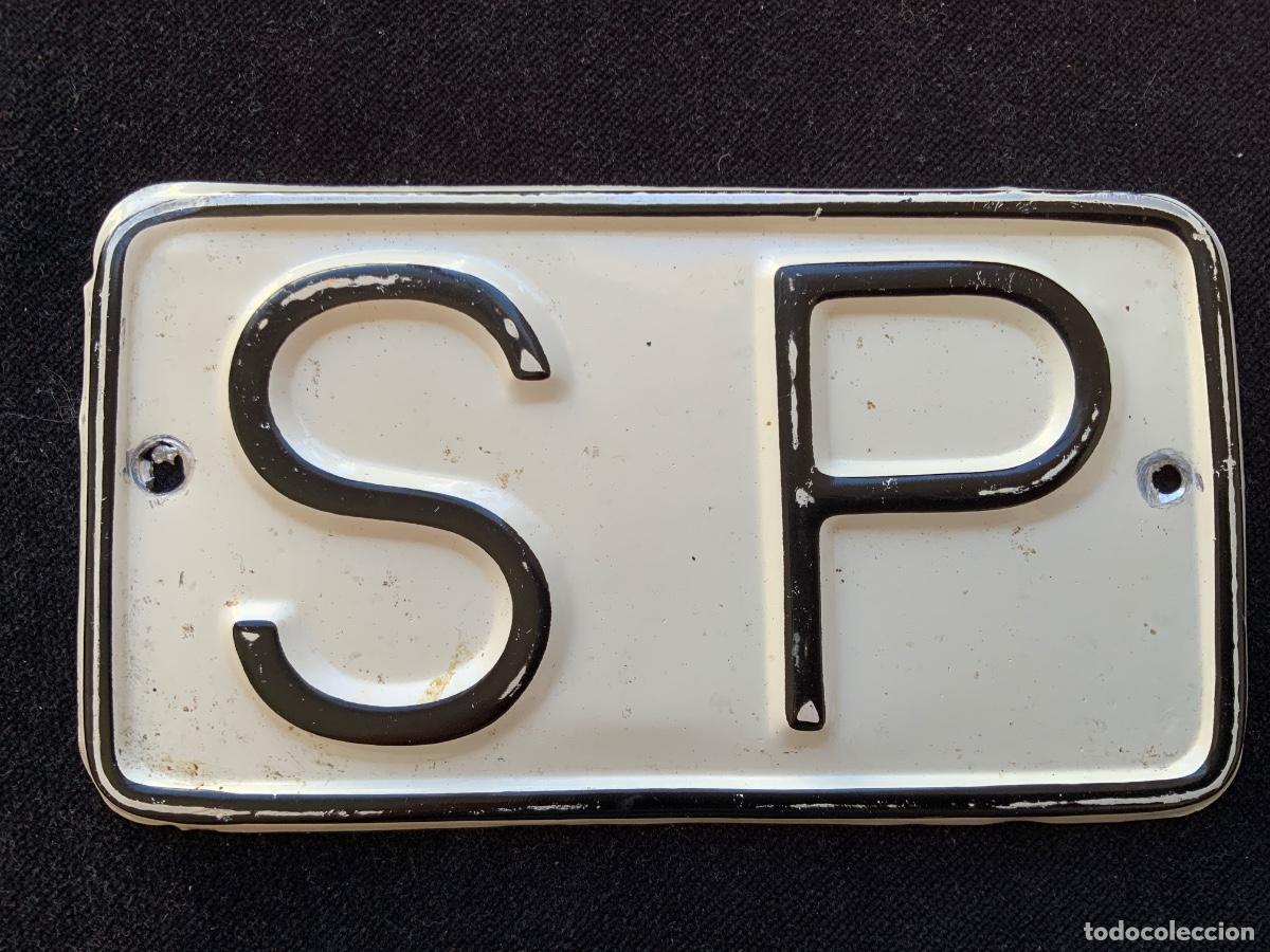 Carteles: Placa de aluminio tipo matricula con letras relieve s p de antiguo vehiculo, taxi. 16x9cm, 34gr.