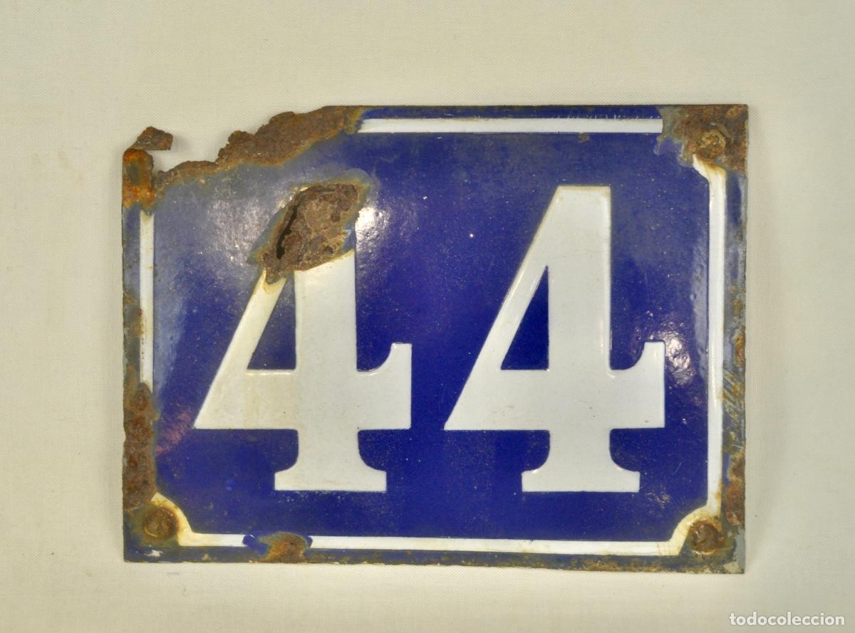 Carteles: N&uacute;mero metal esmaltado 44