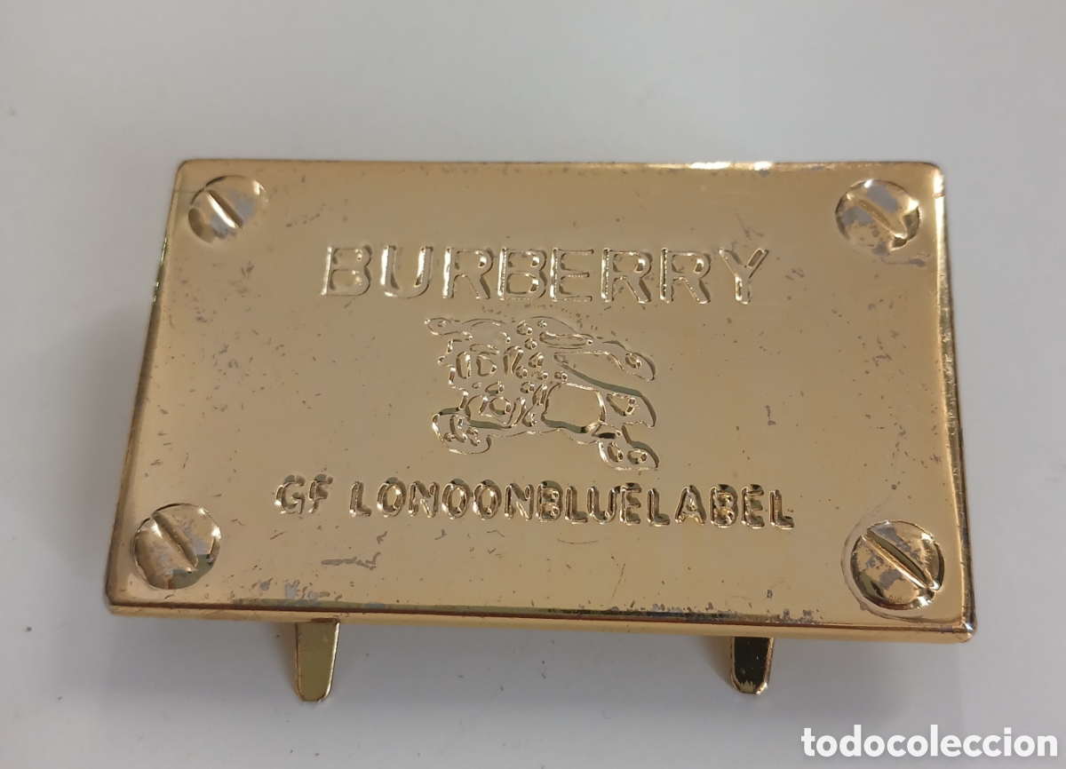 Carteles: PEQUE&Ntilde;A CHAPA CON PUBLICIDAD BURBERRY Y ENGANCHES TRASEROS