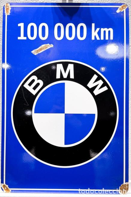 Carteles: CARTEL ESMALTADO VINTAGE DE BMW. 100,000 KM. MEDIDAS APROX.: 60 &times; 40 CM.