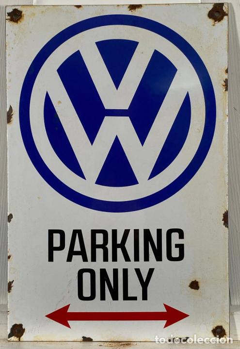 Carteles: CARTEL ESMALTADO VINTAGE DE WOLKSWAGEN. PARKING ONLY. MEDIDAS APROX.: 38 &times; 25 CM.