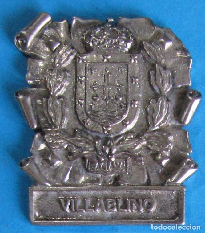 Carteles: PLACA CON EL ESCUDO DE VILLABLINO, CAPITAL DE LA LACIANA, LE&Oacute;N. S/F.