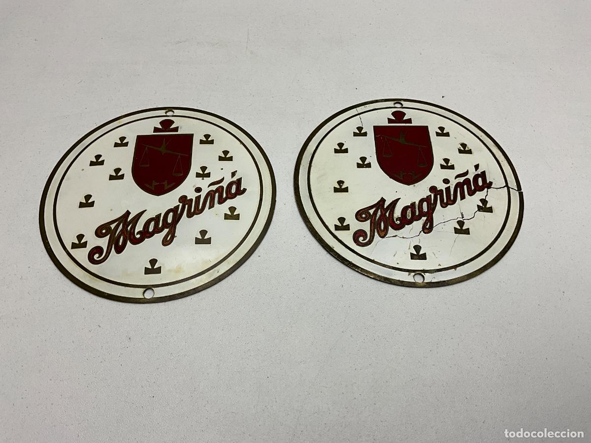 Plakate: 2 CHAPAS ANTIGUAS BALANZA MAGRI&Ntilde;A - PARA BASCULA - BALANZA - MOLINILLO DE CAF&Eacute; - BARCELONA - RARA