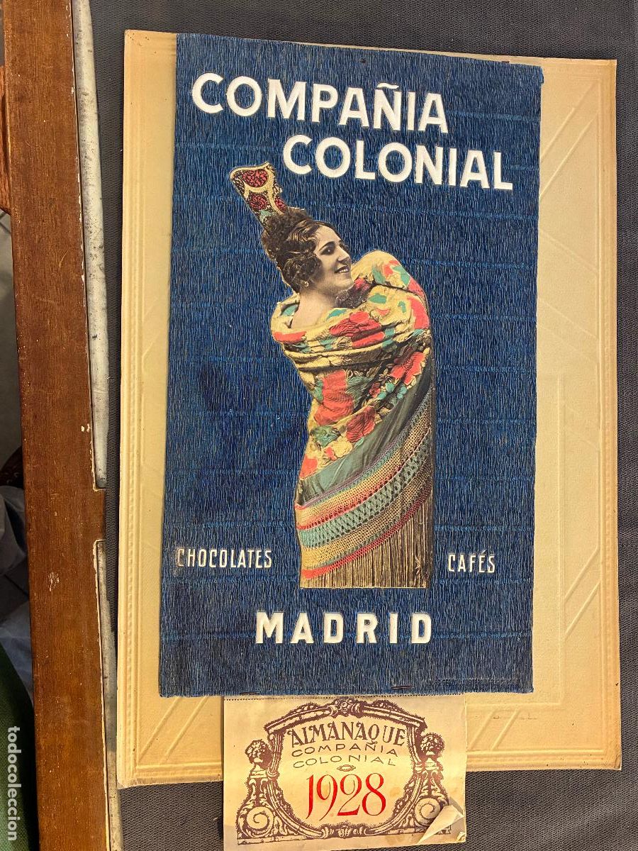 Carteles: Cartel carton relieve Compa&ntilde;&iacute;a Colonial chocolates caf&eacute;s Madrid almanaque a&ntilde;o 1928 mide 53x25 cm