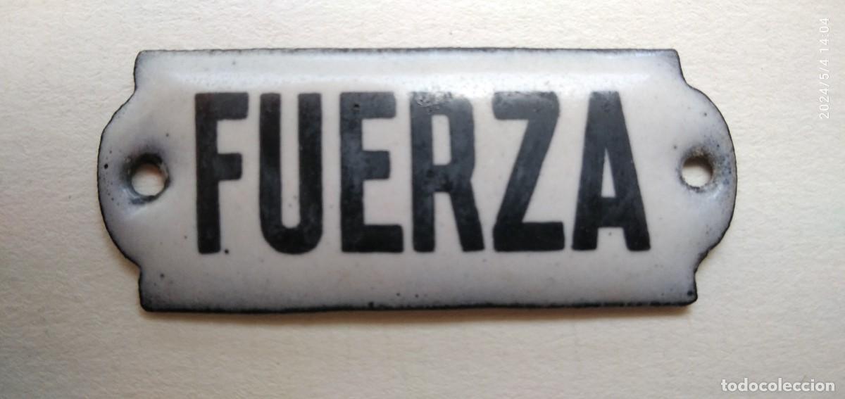 Carteles: ANTIGUA PLAQUITA METALICA ESMALTADA,TEXTO FUERZA