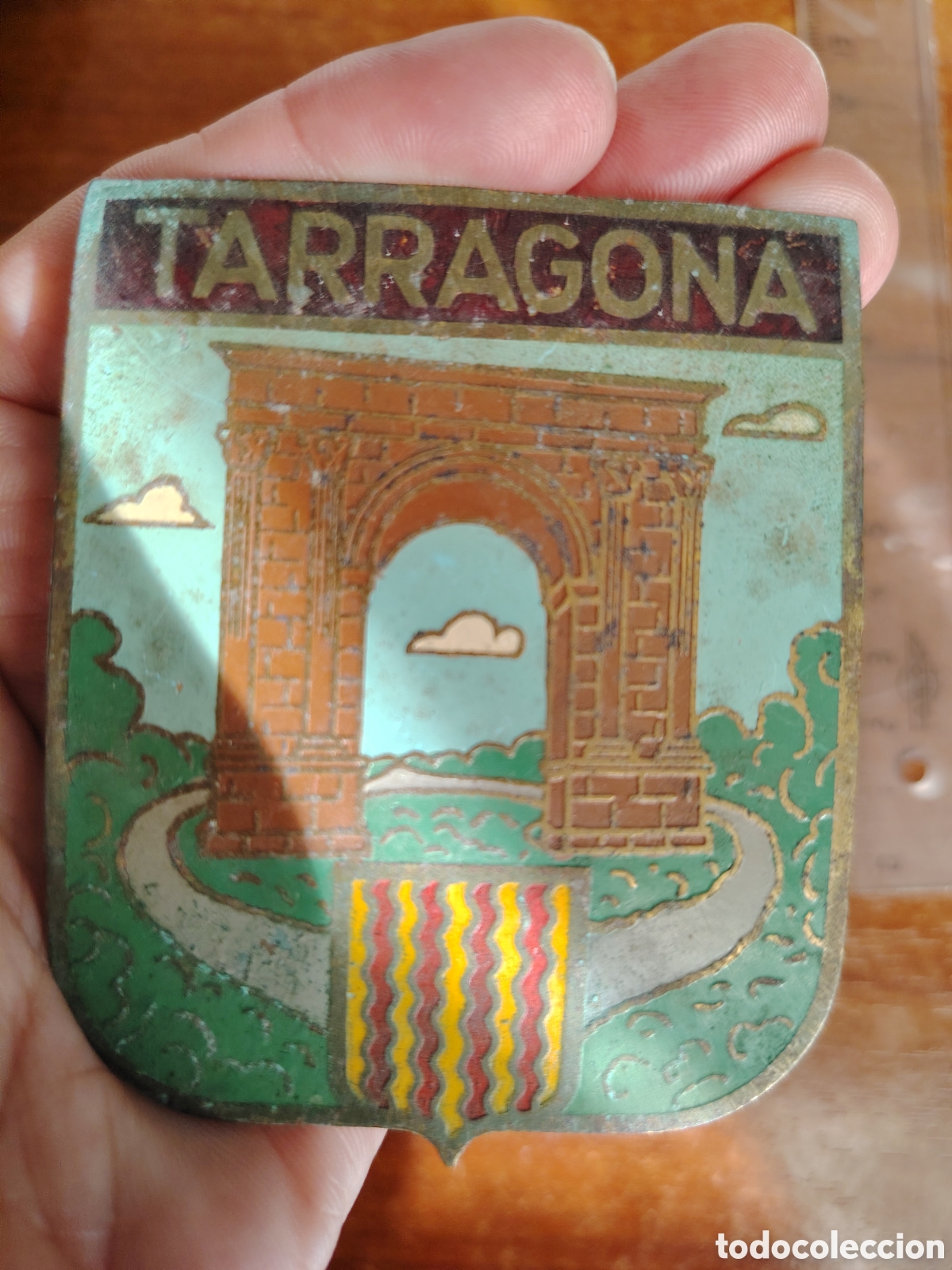 Carteles: Chapa antigua del Arco de Triunfo de Tarragona para moto vespa