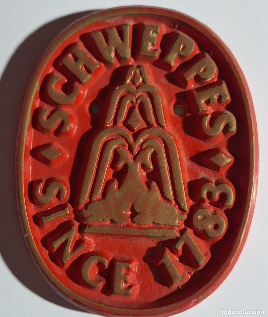 Carteles: schweppes escudo ovalado letras y escudo en relieve