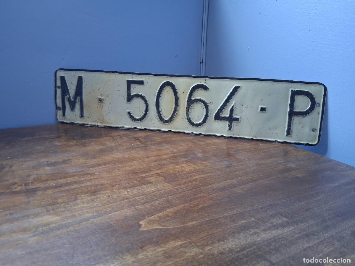 Carteles: Placa matricula de metal coche a&ntilde;o 1976 M 5064 P Madrid