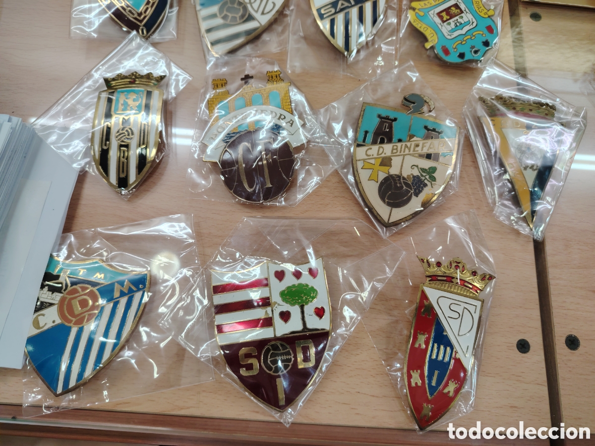 Carteles: Chapas antiguas de equipos de f&uacute;tbol para moto vespa