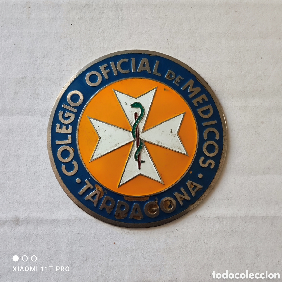Carteles: Chapa, insignia colegio oficial de m&eacute;dicos de Tarragona.