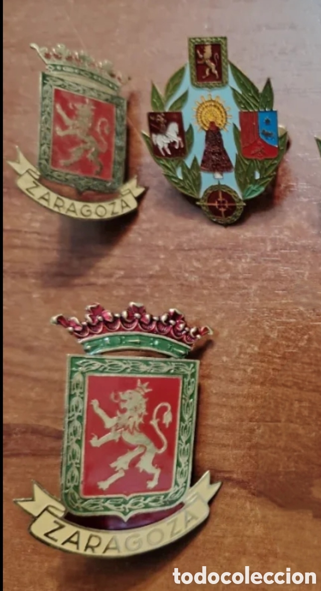 Carteles: Tres chapas de Zaragoza y Pilarica para moto vespa
