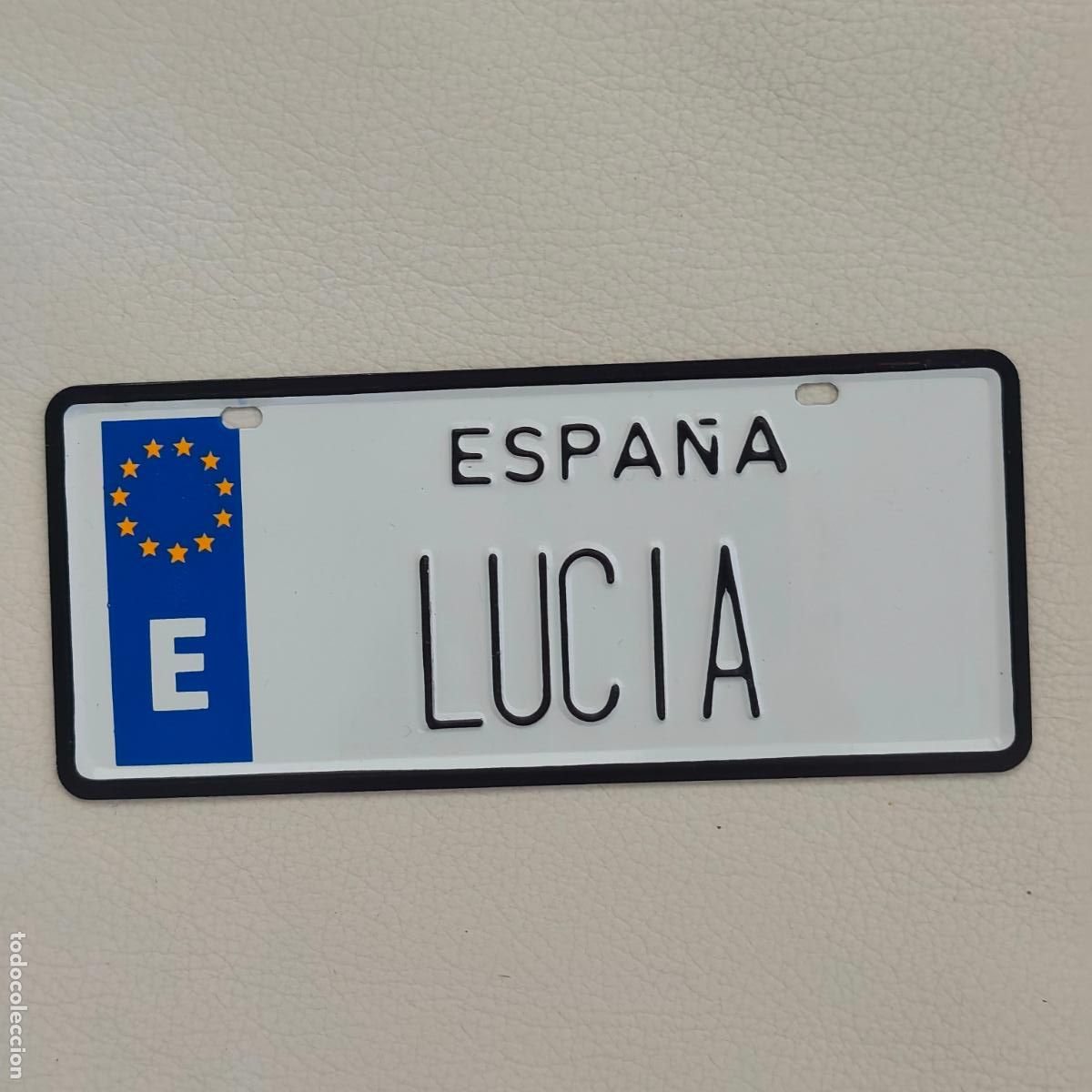 Carteles: PEQUE&Ntilde;A CHAPA DE METAL QUE SEMEJA UNA MATRICULA DE COCHE CON EL NOMBRE DE LUCIA