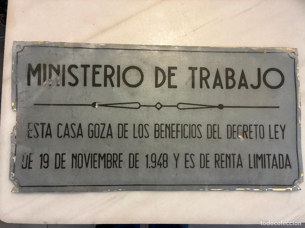 Carteles: Placa de cinc Ministerio de Trabajo a&ntilde;o 1948 casa beneficios renta limitada &eacute;poca de Franco 20x39 cm