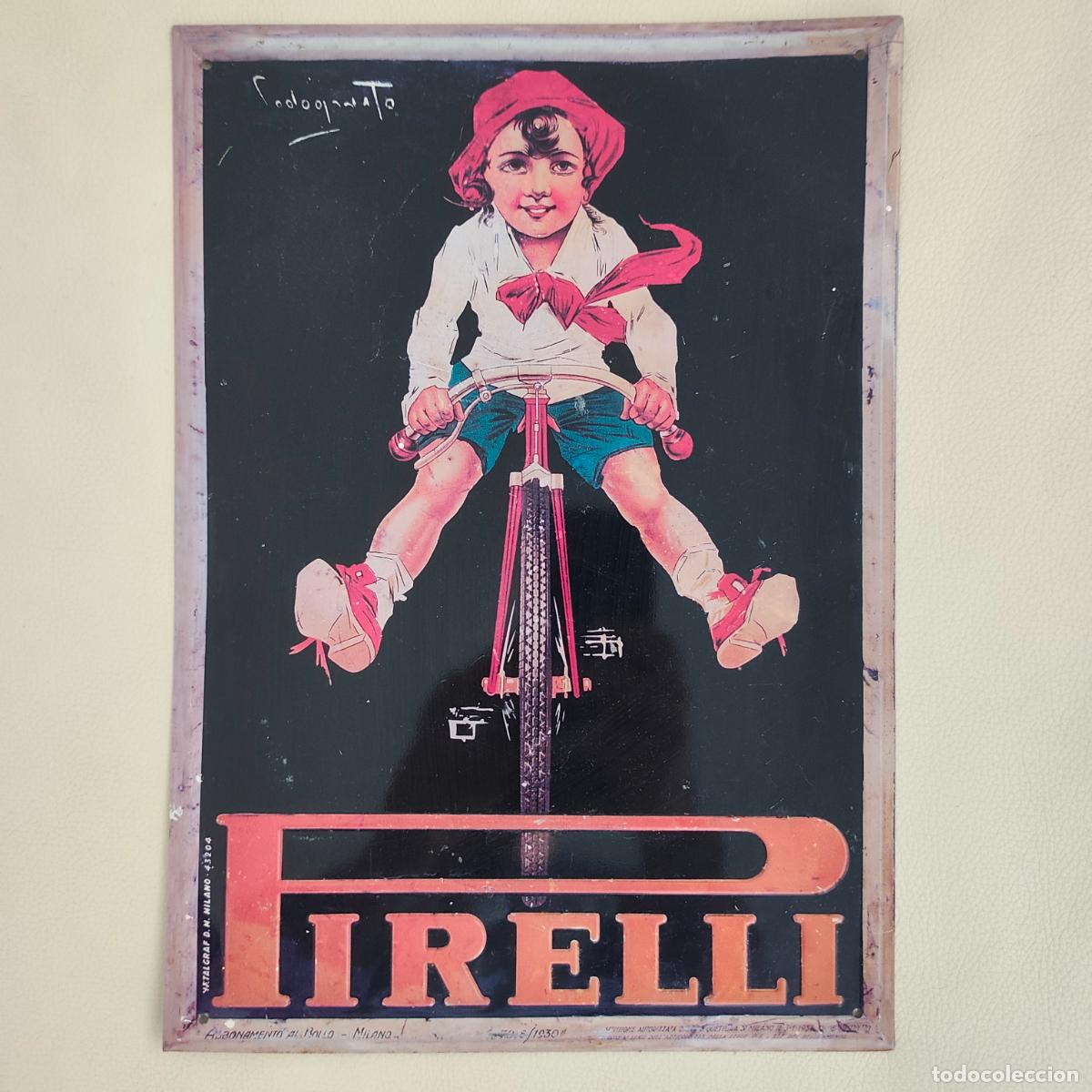 Carteles: CARTEL MET&Aacute;LICO PIRELLI &ndash; NI&Ntilde;O EN BICICLETA &ndash; MEDIDAS APROXIMADAS: 34.5 X 25 CM