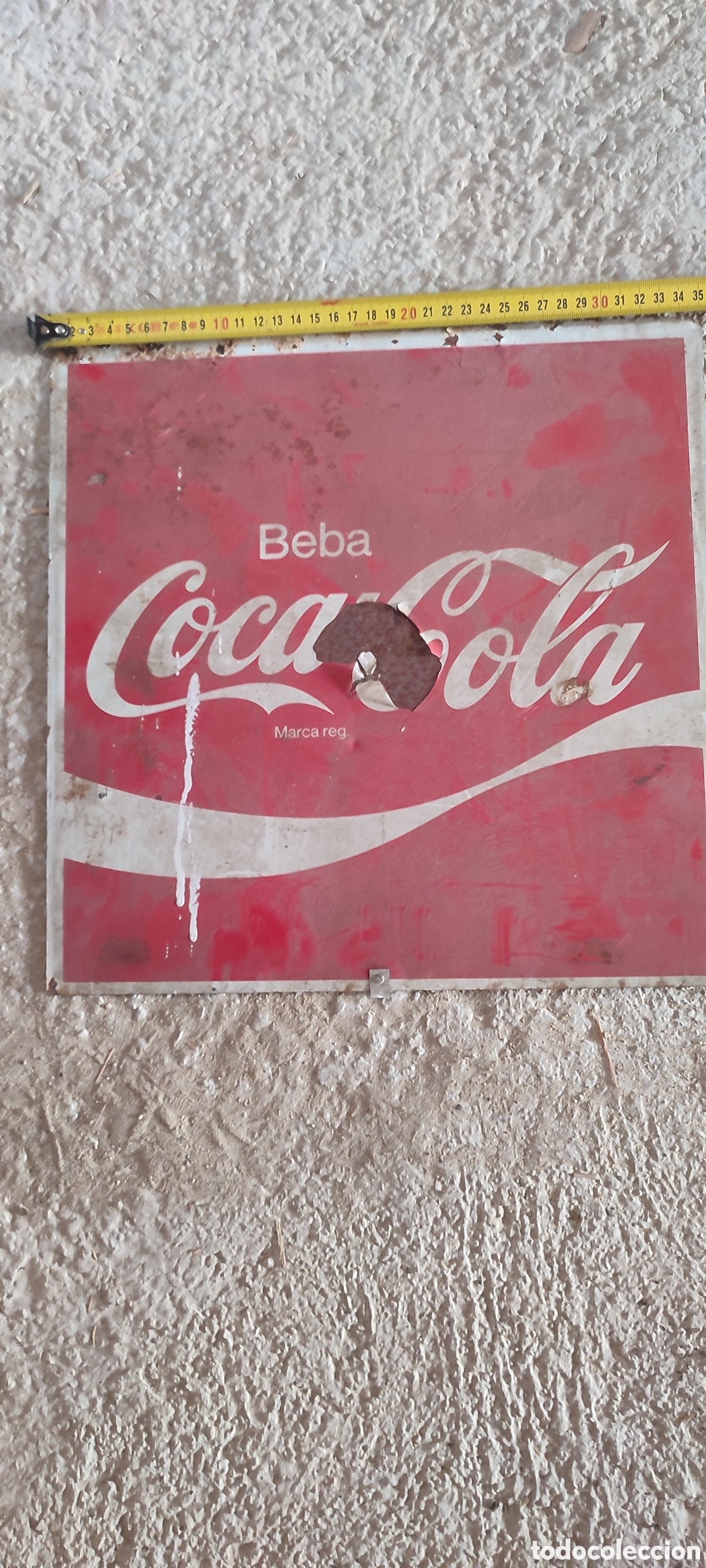 Carteles: Antiguo Cartel de Coca Cola original del expositor de un bar. Necesita restauraci&oacute;n