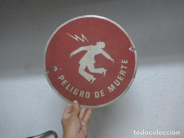 Carteles: Antiguo cartel chapa o placa de hojalata de a&ntilde;os 80s de peligro de muerte, original