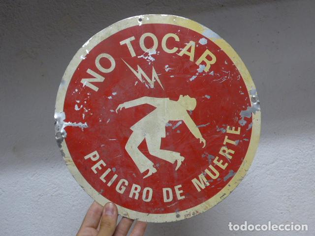 Posters: Antiguo cartel chapa o placa de hojalata de a&ntilde;os 80s de no tocar, peligro de muerte, original