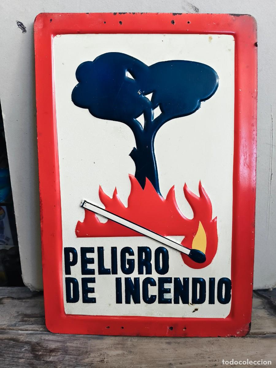 Carteles: Antigua placa met&aacute;lica esmaltada con relieve forestal peligro de incendio