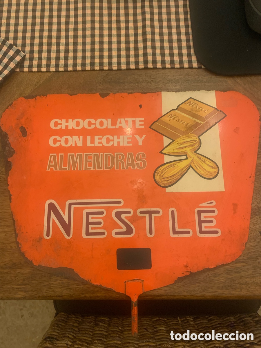 Carteles: CARTEL MET&Aacute;LICO DE CHOCOLATE CON LECHE Y ALMENDRAS NESTL&Eacute;.