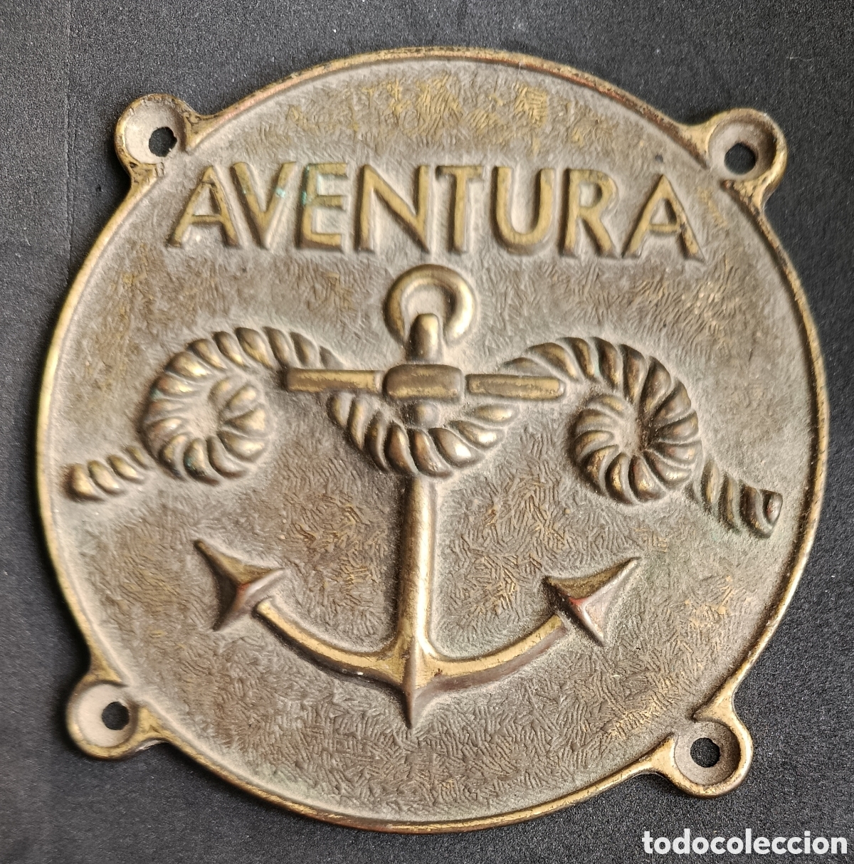 Carteles: Peque&ntilde;a placa de lat&oacute;n, bronce o s&iacute;mil, &ldquo;aventura&rdquo;, para barco, o decoraci&oacute;n n&aacute;utica. Ancla.