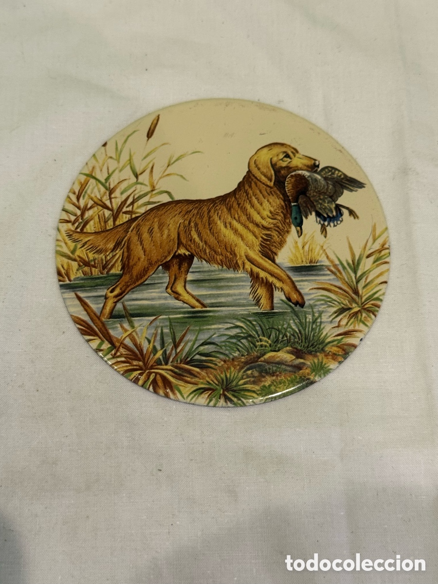 Carteles: Placa decorativa antigua de hierro esmaltado con perro cobrador y pato &ndash; Original a&ntilde;os 50