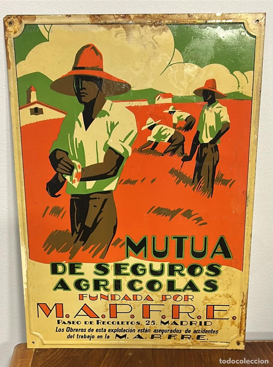 Carteles: CHAPA LITOGRAFIADA ANTIGUA DE LA MUTUA DE SEGUROS AGRICOLAS FUNDADA POR MAFPRE 1935 FONDO ROJO