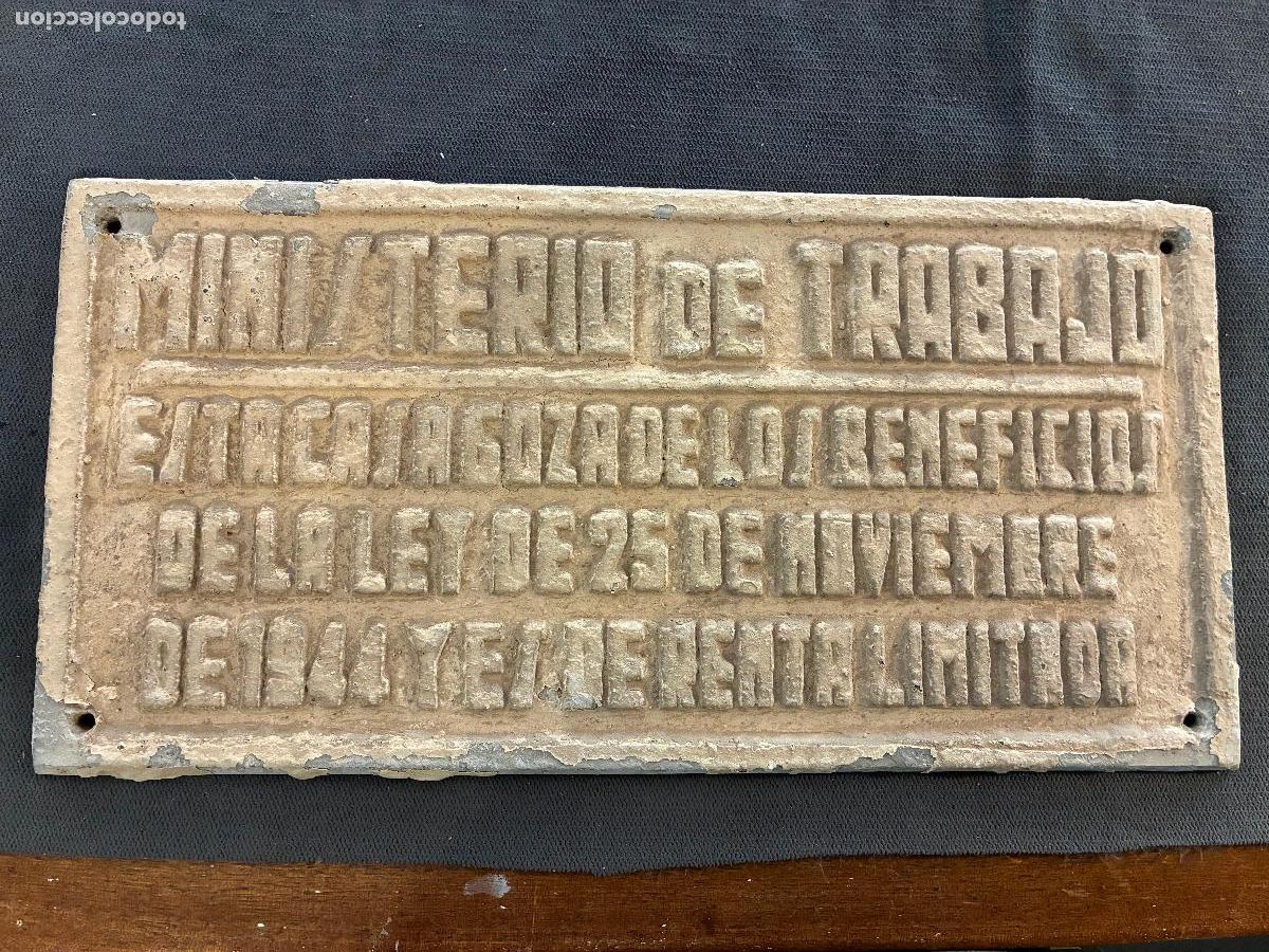 Carteles: Placa met&aacute;lica a&ntilde;o 1944 Ministerio de Trabajo renta limitada para casas epoca de Franco 42x20 m