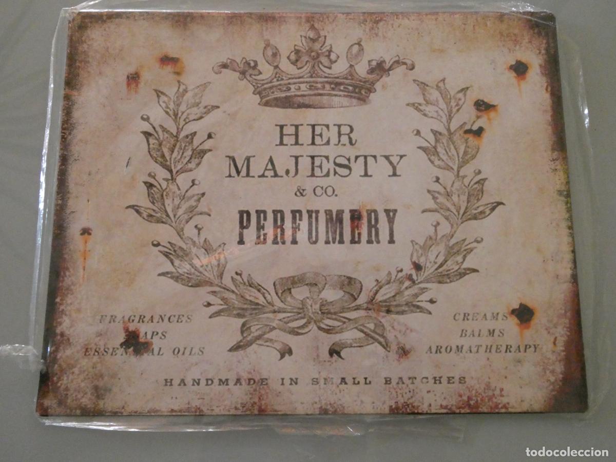 Carteles: PLACA CHAPA CARTEL METAL SUMINISTRADOR CASA REAL BRIT&Aacute;NICA. PERFUMER&Iacute;A HER MAJESTY. 25CM 250GR