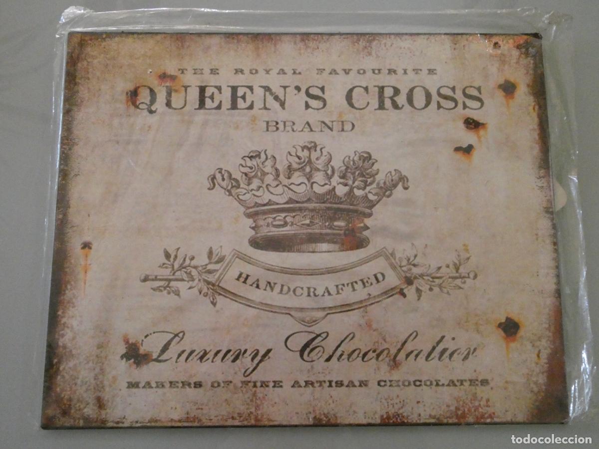 Carteles: PLACA CHAPA CARTEL METAL SUMINISTRADOR CASA REAL BRIT&Aacute;NICA. CHOCOLATES QUEEN'S CROSS. 25CM 250GR