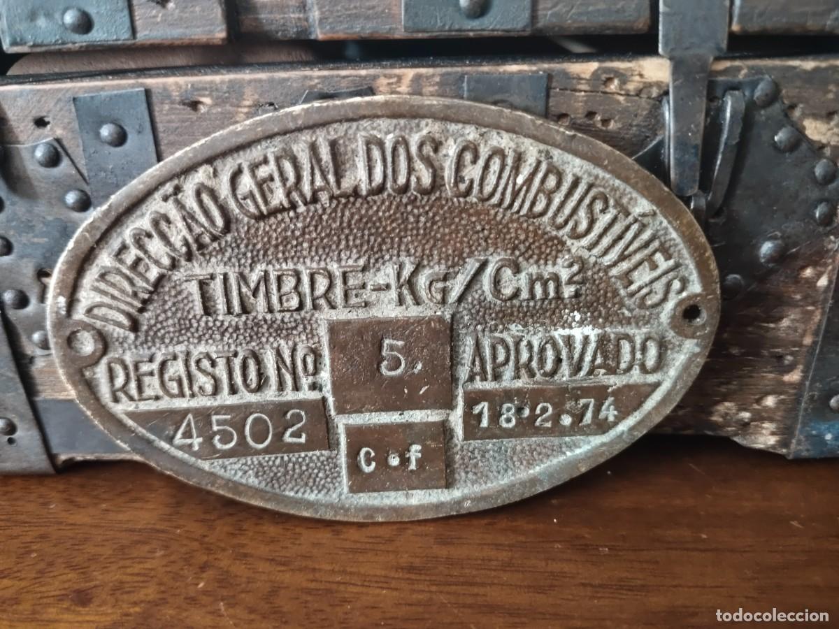 Carteles: placa en lat&oacute;n bronce de la Direc&ccedil;ao Geral dos Combustiveis. Portugal. 1974.