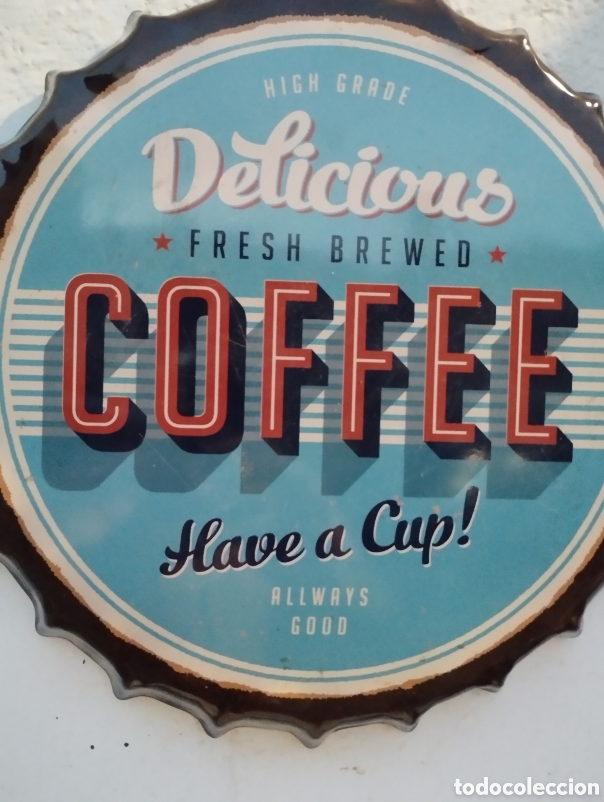 Carteles: chapa de botella en color azul y un llamativo dise&ntilde;o retro dke caf