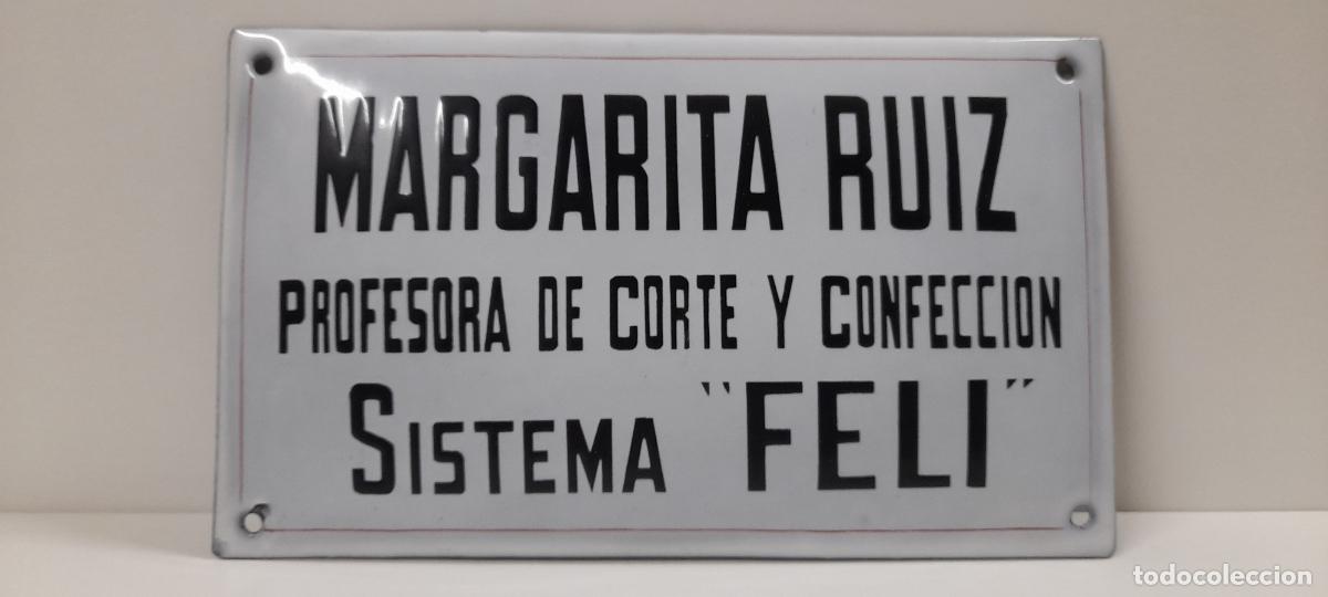 Plakate: ANTIGUA CHAPA ESMALTADA . MARGARITA RUIZ . PROFESORA DE CORTE Y CONFECCION - SISTEMA FELI . 25 CM