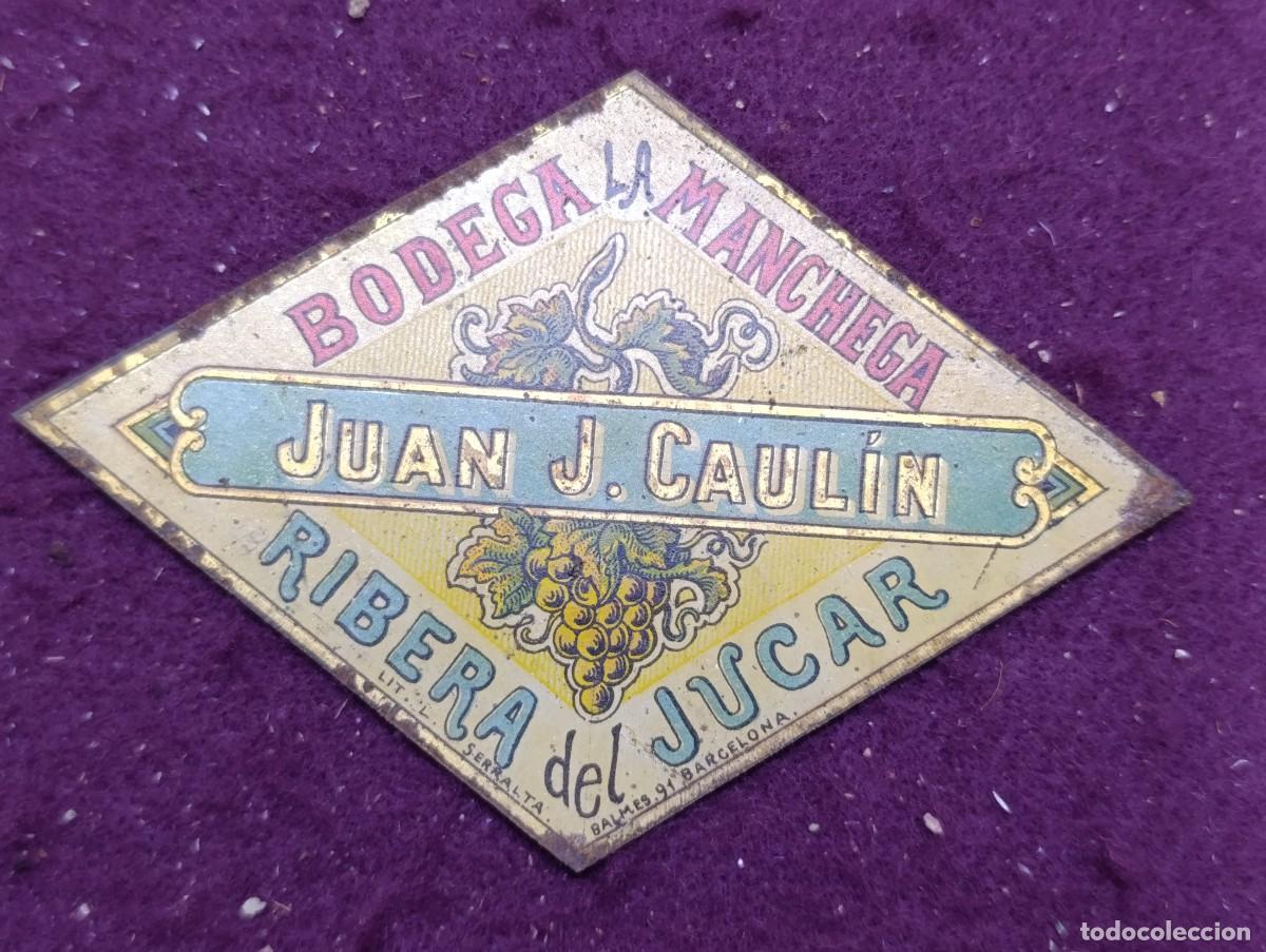 Plakate: Etiqueta de metal romboide, Juan J. Caul&iacute;n, Bodega La Manchega, Ribera del J&uacute;car, Lit. Serralta