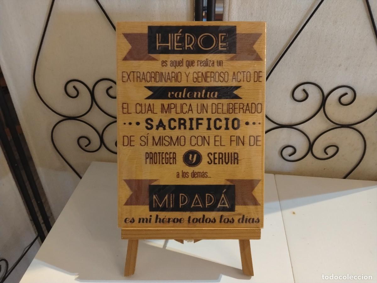 Plakate: PRECIOSO CARTEL FRASE MOTIVADORA HEROE MI PAPA&rdquo; EN MADERA (29 X 20 CM)
