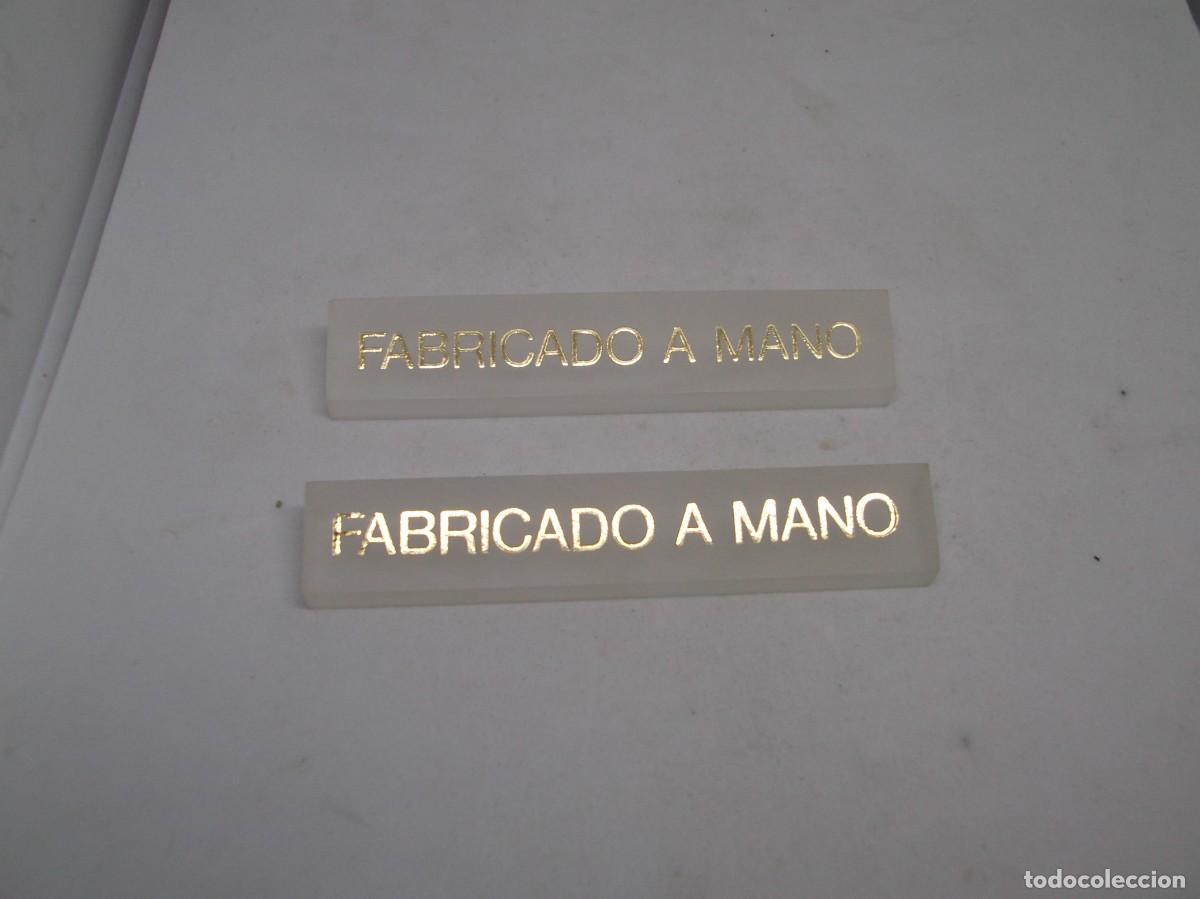 Carteles: Dos Letreros peque&ntilde;os de &rdquo;Fabricado a Mano&rdquo;.Vintage
