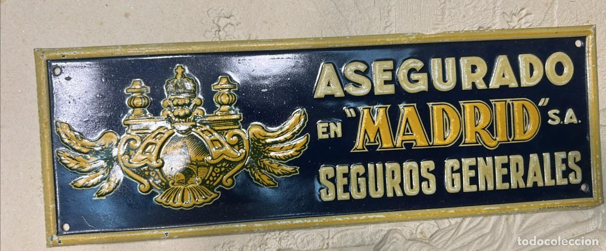 Carteles: CHAPA LITOGRAFIADA ANTIGUA E IMPECABLE SEGUROS GENERALES ASEGURADO EN MADRID S.A. 23,5 X 8 CMS.
