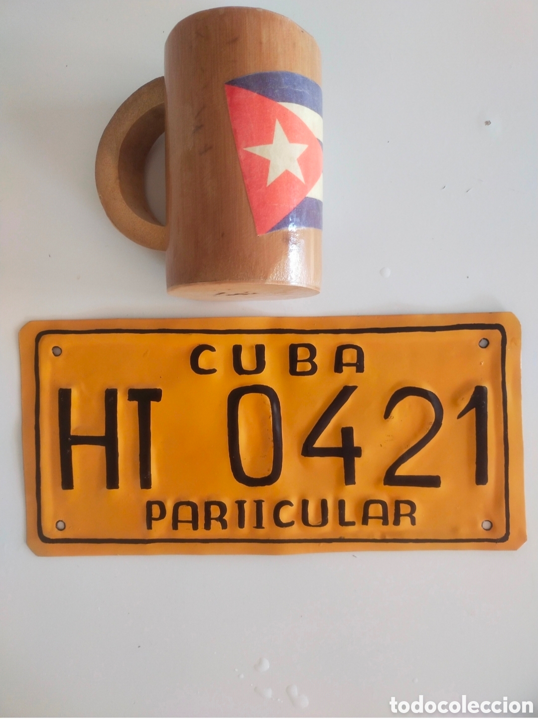 Carteles: Matr&iacute;cula Cuba Amarilla y taza de ca&ntilde;a con bandera Souvenir