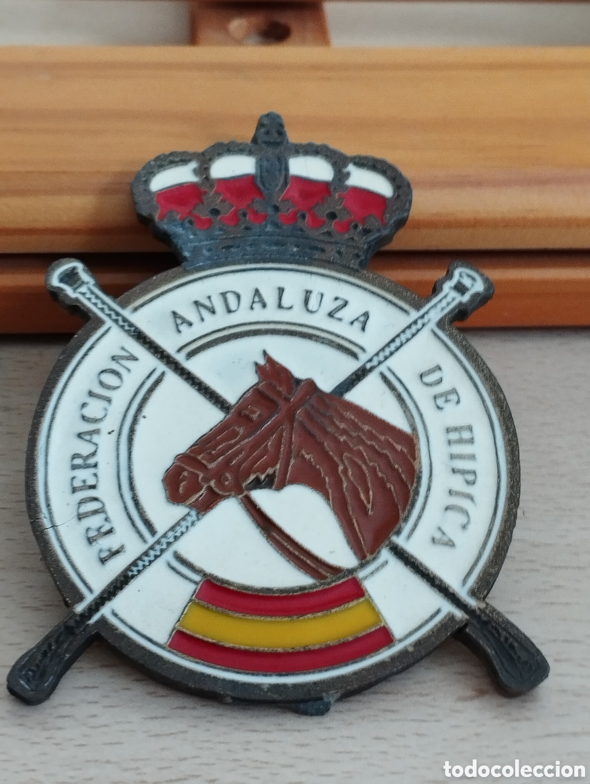 Carteles: EMBLEMA ESCUDO FEDERACI&Oacute;N ANDALUZA H&Iacute;PICA BRONCE//LATON ESMALTADO