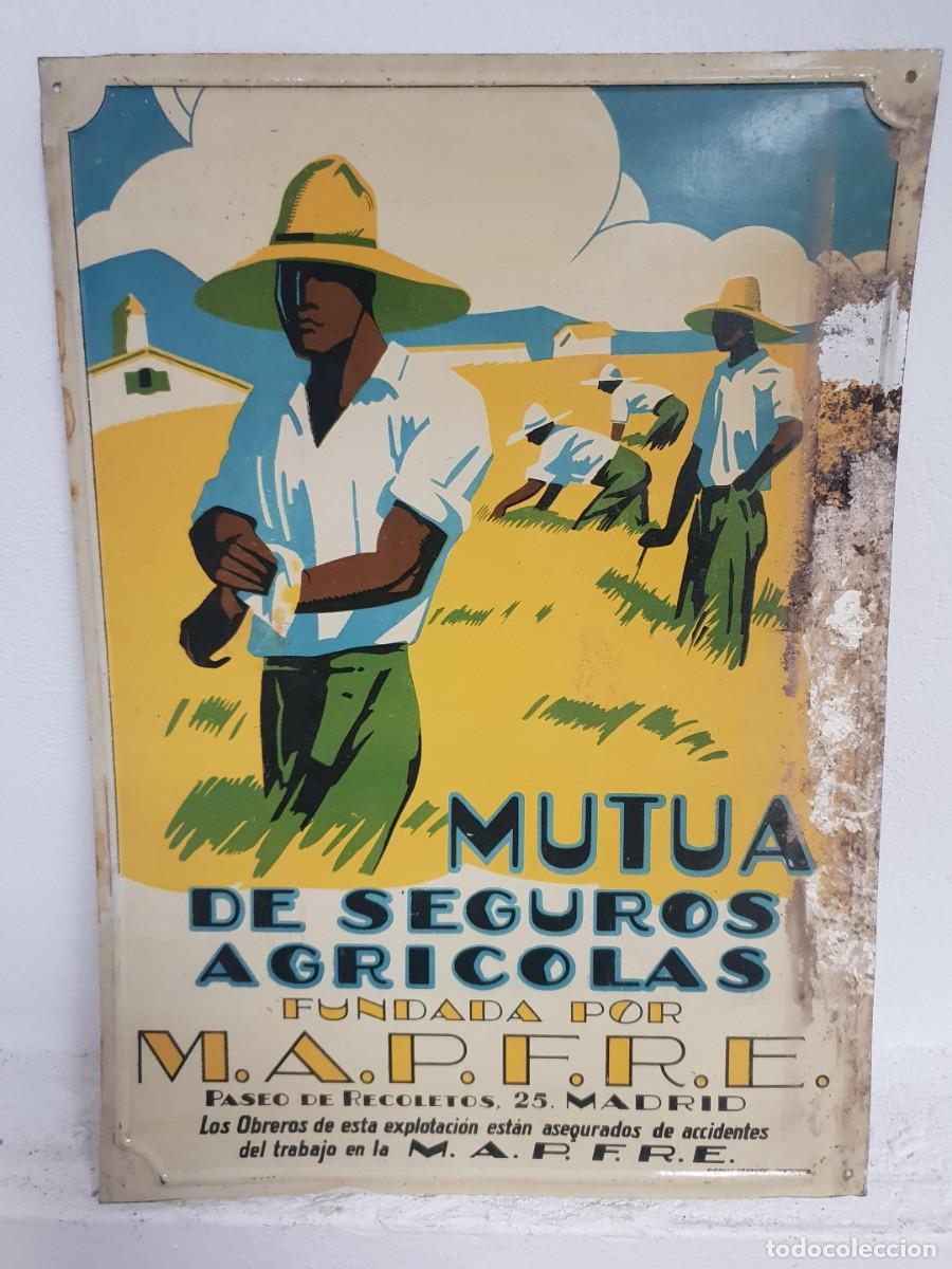 Carteles: Cartel chapa mutua de seguros agricolas Mapfre amarillo sin uso con herrumbre