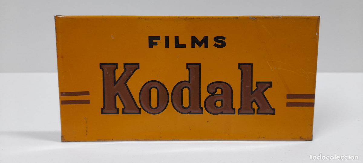 Carteles: ANTIGUO CARTEL DE PRODUCTOS KODAK - FILMS . REALIZADO EN HOJALATA . MEDIDA DE FRENTE 16,6 CM