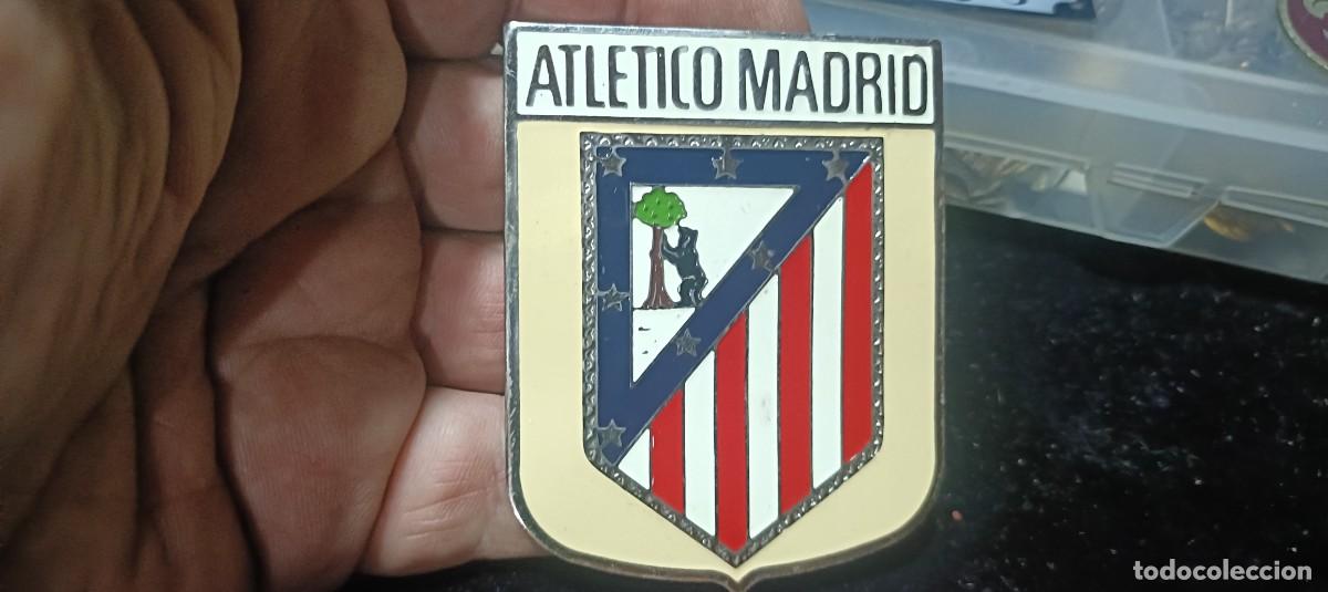 Carteles: Antiguo escudo met&aacute;lico del Atl&eacute;tico de Madrid para coches