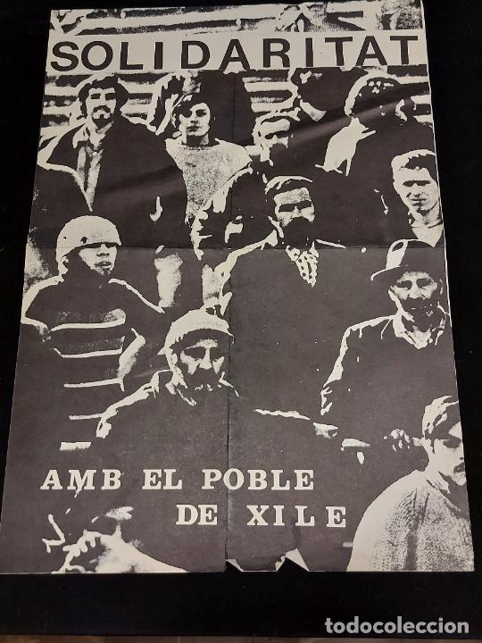 Carteles Políticos: SOLIDARITAT AMB EL POBLE DE XILE / CARTEL CON POEMA-LETRA DE LA CANCIÓN. AÑO 1974 / ALGO RECORTADO. - Foto 1 - 275584098