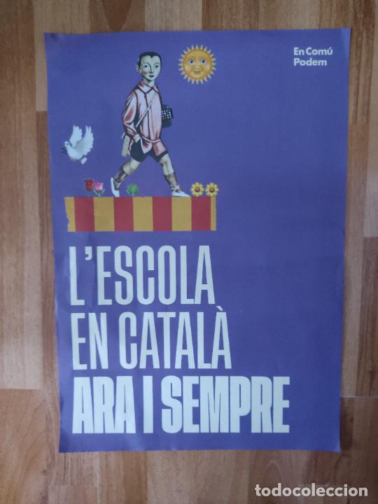 Affiches Politiques: CARTEL PUBLICIDAD POL&Iacute;TICA L'ESCOLA EN CATAL&Agrave; ARA I SEMPRE EN COM&Uacute; PODEM, MIDE 35 X 50 CM