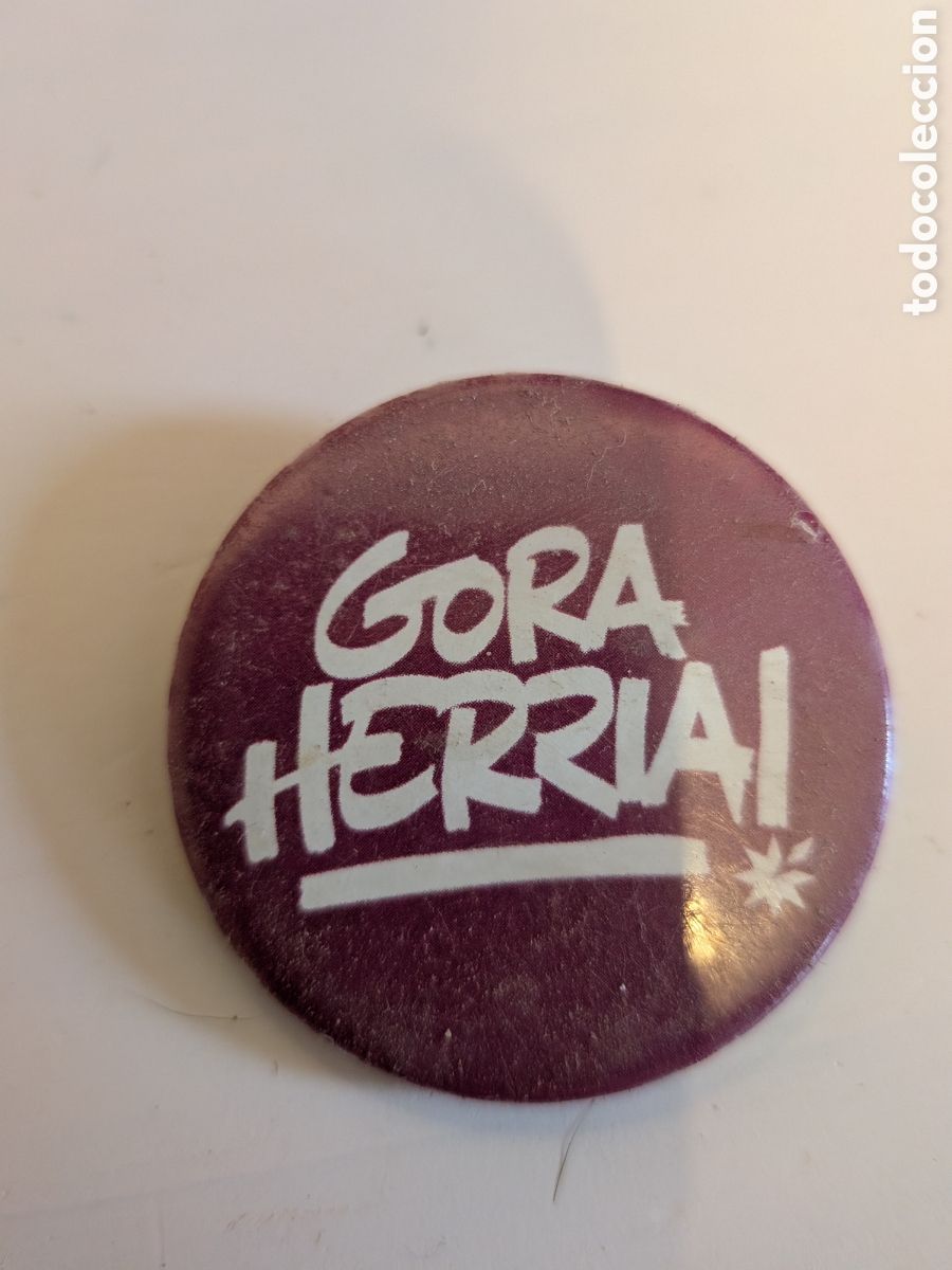 Carteles Pol&iacute;ticos: Chapa Reivindicativa &rdquo;Gora Herria!&rdquo; - Movimiento Popular Vasco - Vintage