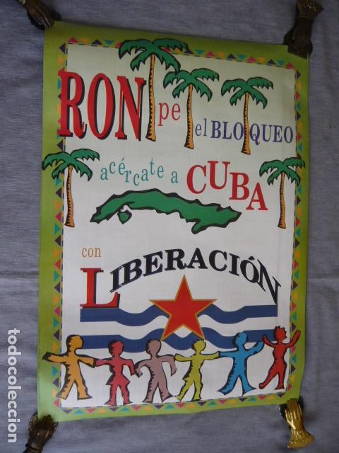 Carteles pol&iacute;ticos: CARTEL RONPE EL BLOQUEO ACERCATE A CUBA CON LIBERACION 43,5 X 63 CM