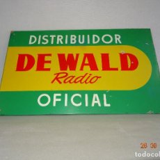 Carteles Publicitarios: ANTIGUO CARTEL DE DISTRIBUIDOR OFICIAL RADIO * DE WALD * EN CARTÓN PIEDRA TIPO MADERA - AÑO 1950-60S. Lote 98966383